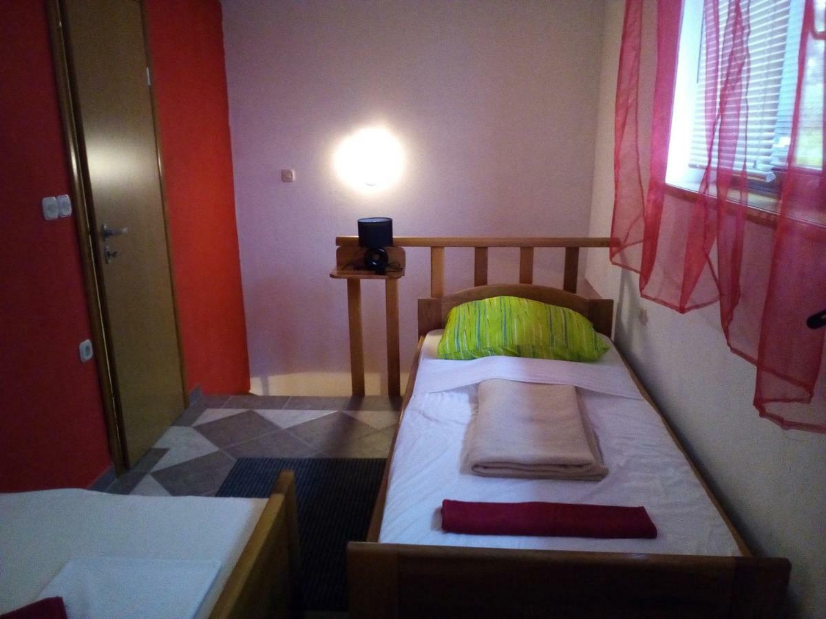 Studio Apartman Hrast 塞利讷 外观 照片